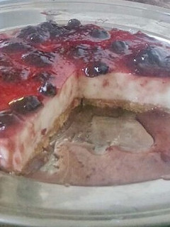 Una foto de Cheesecake con salsa de arándanos