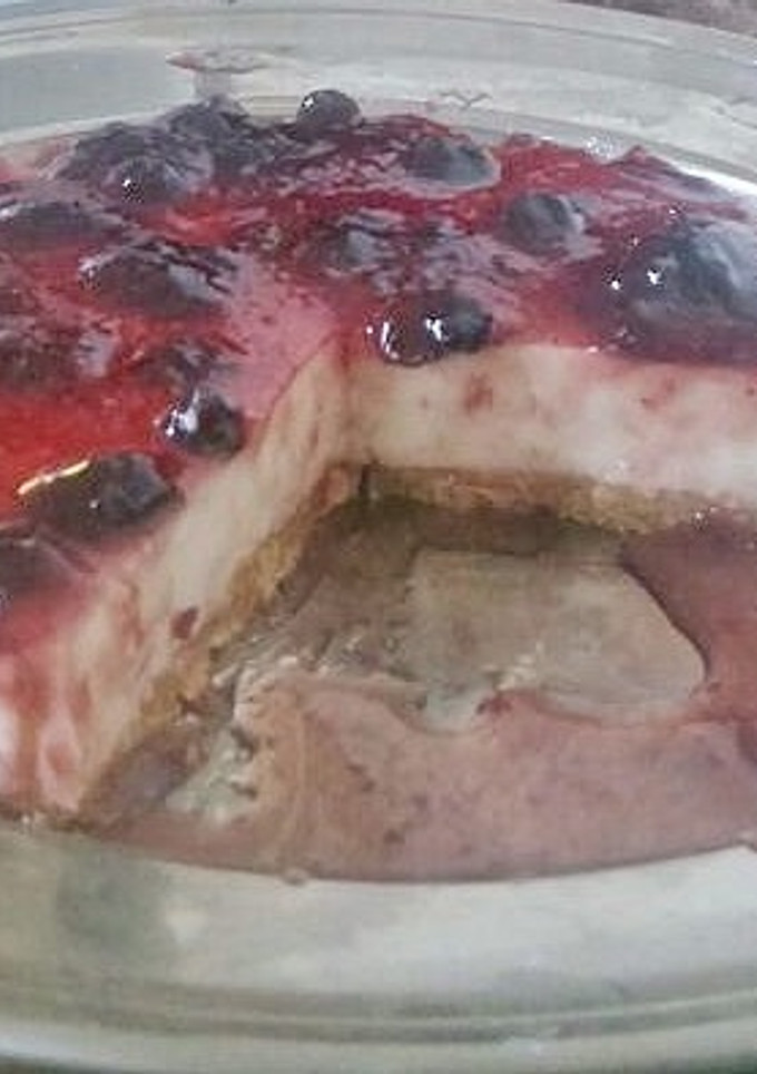 Una foto de Cheesecake con salsa de arándanos