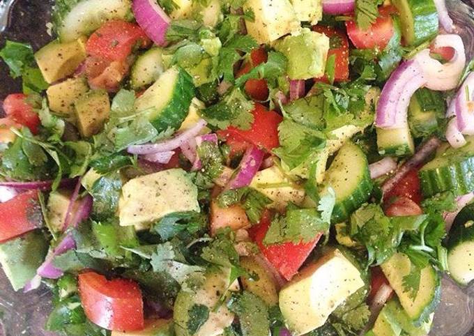 Avocado,cucumber& tomato salad foto resep utama