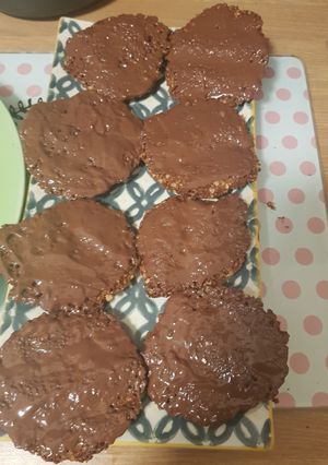 Une photo de Cookies flocon d'avoine glaçage chocolat au lait