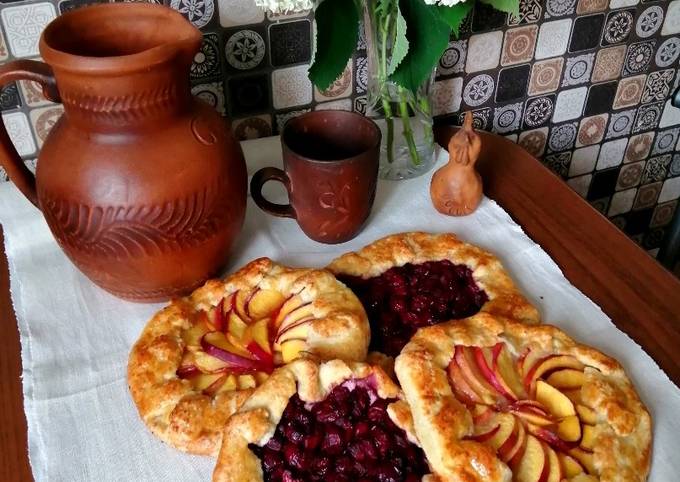 Галеты на творожном тесте с вишнями, персиками и мёдом