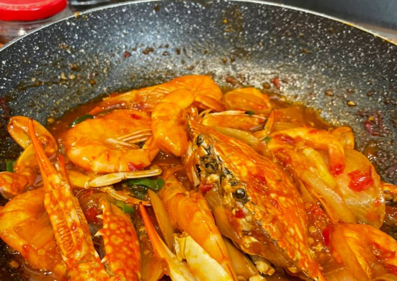Rajungan dan udang saos pedas manis