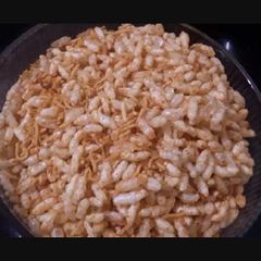 A picture of Garlic sev mamra.