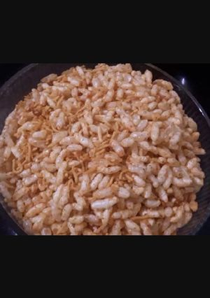 A picture of Garlic sev mamra.