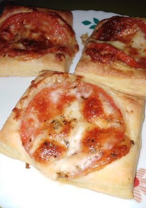 O poză a rețetei Foietaj cu roșii și mozzarella.
