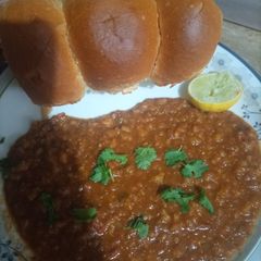 A picture of Aloo gobhi pav bhaji.
