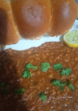 A picture of Aloo gobhi pav bhaji.