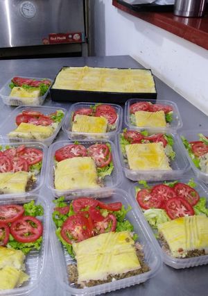 Una foto de Pastel de papas, con ensalada