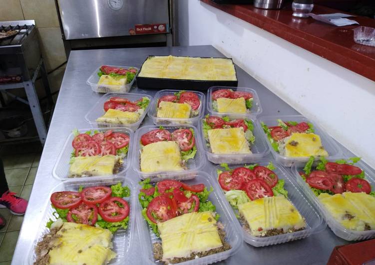 Pastel de papas, con ensalada