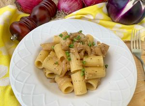 Foto di Pasta fredda con melanzane alla birra e cipolla rossa di Tropea agrodolce