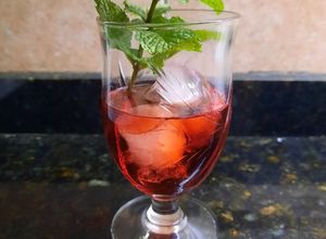 Una foto de Pisco rojo