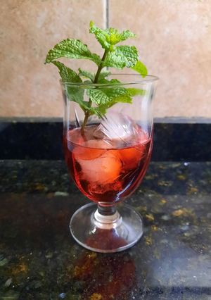 Una foto de Pisco rojo