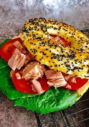 Hình của món Bánh Vòng Cá Ngừ & Phô Mai Kem - Cream Cheese Tuna Bagels 🥯.