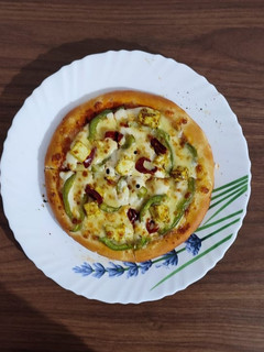 વેજ પનીર રેડ ચીલી પીઝા (Veg Paneer Red Chili Pizza Recipe In Gujarati) રેસીપી મુખ્ય ફોટો