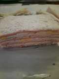 Sandwichs de miga con provolone