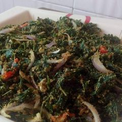 A picture of Kwadon Zogale (moringa leaf salad).