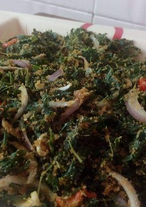 A picture of Kwadon Zogale (moringa leaf salad).