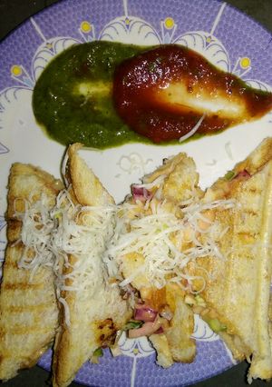 વેજ. ચીઝ ગ્રીલ સેન્ડવીચ (Veg Cheese Grill Sandwich Recipe In Gujarati) રેસીપી મુખ્ય ફોટો