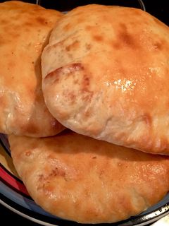 Una foto de Pan pita relleno de queso 🧀 (pan hueco por dentro)