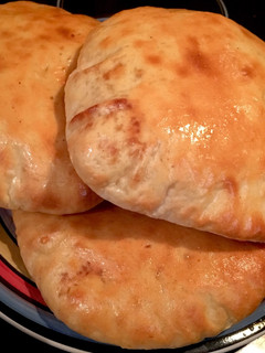 Una foto de Pan pita relleno de queso 🧀 (pan hueco por dentro)