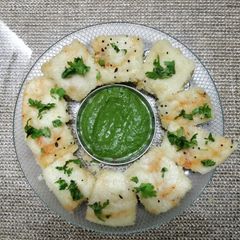 A picture of Lasaniya Rava Dhokla.