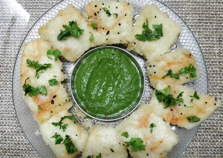 Steps to Make Homemade Lasaniya Rava Dhokla