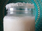 Una foto de cocteles con leche de coco