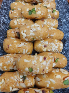 बेसन काजू बादाम पिस्ता रोल्स(Besan Kaju Badam Pista Rolls recipe in Hindi) रेसिपी मुख्य फोटो