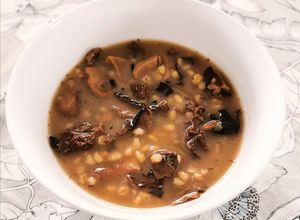 Una foto de Sopa de hongos silvestres y cebada