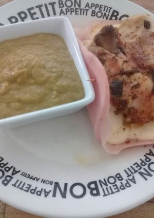 Una foto de Atrapaditos de muslos en jamón y queso