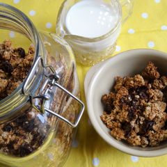 A picture of Cinnamon & Raisin Granola.