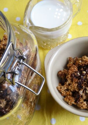 A picture of Cinnamon & Raisin Granola.