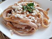 Una foto de pasta con queso fresco