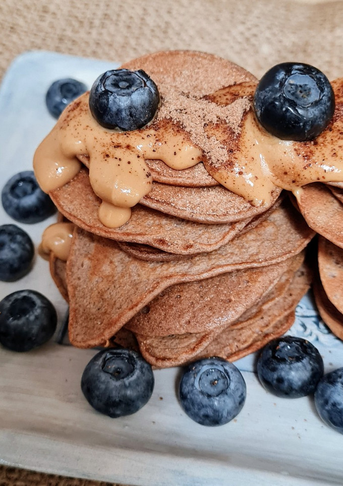 Una foto de Mini hotcakes o tortitas proteicas, saludables y súper saciantes 🥞