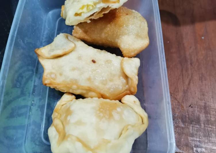 Pangsit goreng isi telur mayonaise mozarella