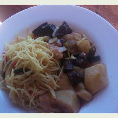 A picture of Turmeric Spaghetti with beef stew.