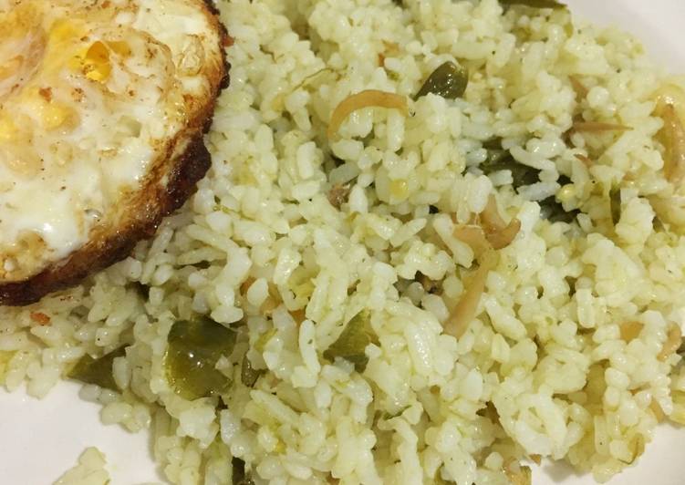 Bagaimana Membuat Nasi goreng sambel ijo, Enak Banget