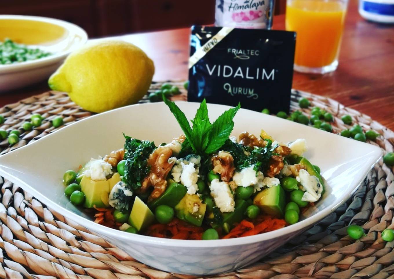 Ensalada con crudités de abril aliñadas con Vidalim Omega 3