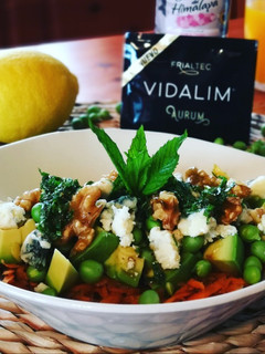 Una foto de Ensalada con crudités de abril aliñadas con Vidalim Omega 3