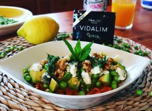 Una foto de Ensalada con crudités de abril aliñadas con Vidalim Omega 3