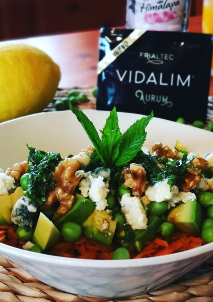 Una foto de Ensalada con crudités de abril aliñadas con Vidalim Omega 3