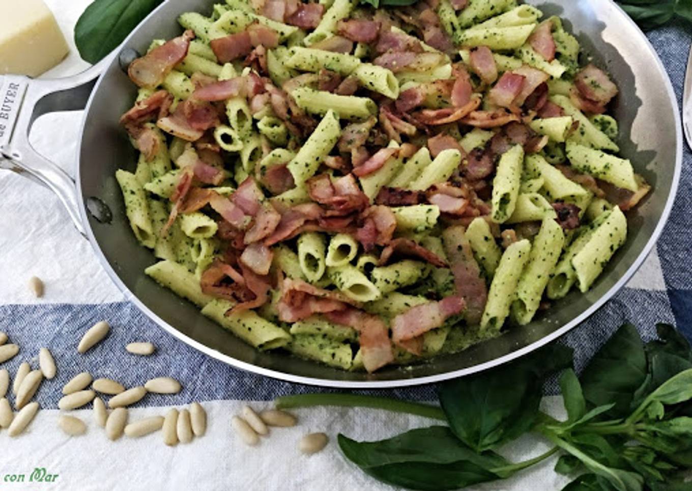 Macarrones al pesto con bacon