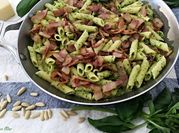 Una foto de pasta pesto
