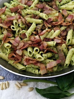 Una foto de Macarrones al pesto con bacon