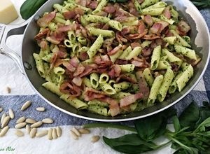 Foto principal de Macarrones al pesto con bacon