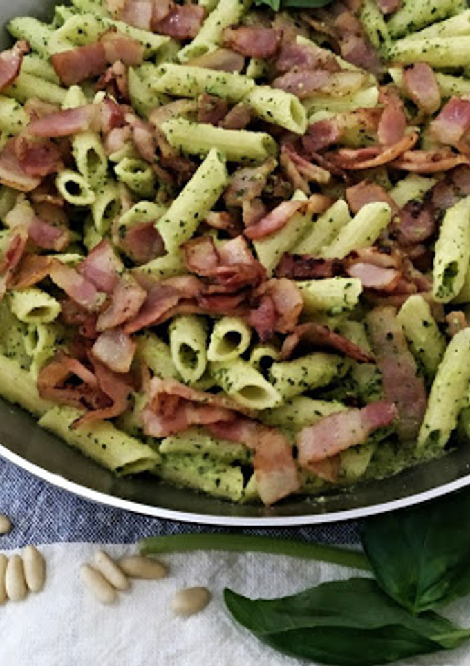Una foto de Macarrones al pesto con bacon