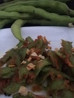 Una foto de Cáscaras de habas con ajos