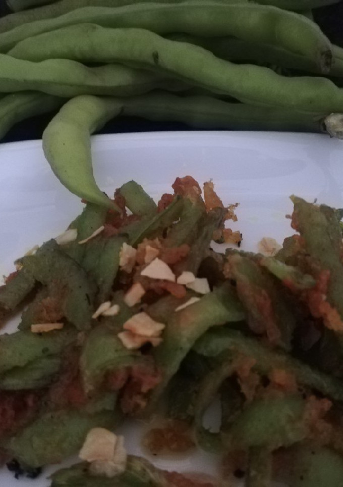 Una foto de Cáscaras de habas con ajos