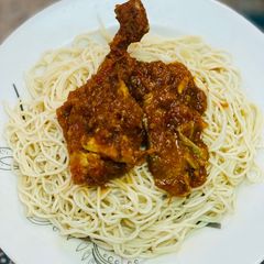 White Spaghetti with stew A picture of White Spaghetti with stew.