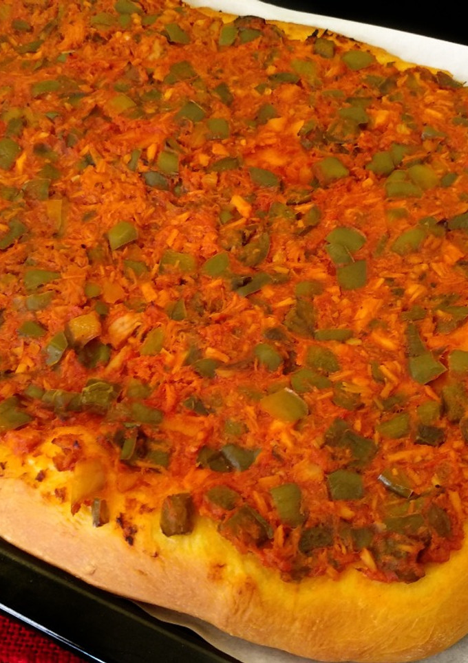 Una foto de Coca de tomate, en panificadora {receta tradicional de Alcoy}